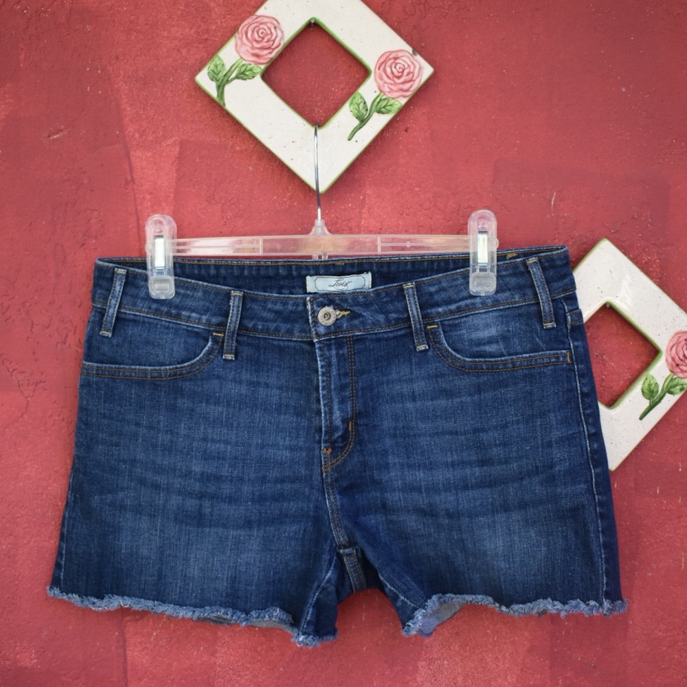 SOLD Levi’s Dark Wash Shorts